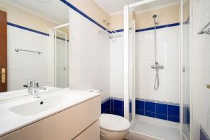 MyHouseSpain - Buen Suceso Apartments في خيخون: حمام مع حوض ومرحاض ودش