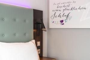 Postel nebo postele na pokoji v ubytování Premier Inn Karlsruhe City Am Wasserturm
