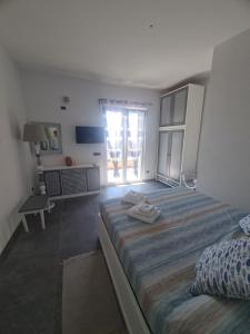 ein Schlafzimmer mit einem großen Bett und einem Schreibtisch in der Unterkunft Vista Mare Portofino by PortofinoVacanze in Gravero