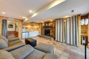 ein Wohnzimmer mit Sofas und einem Steinkamin in der Unterkunft Waterfront Fox Lake Vacation Rental with Fire Pit! in Fox Lake