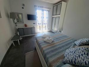 a bedroom with a large bed with towels on it at Vista Mare Portofino by PortofinoVacanze in Gravero