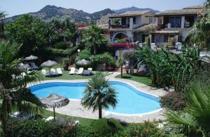 una vista della piscina di un resort di Residence Le Bouganville a Villasimius