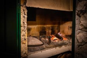 Un horno de ladrillo con fuego. en Holiday home Oaza en Baška Voda