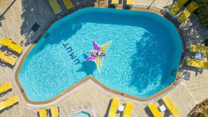 una vista aérea de una piscina con una cometa en el agua en Villa Alisa en Fethiye