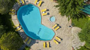 una vista aérea de una piscina con coches amarillos alrededor en Villa Alisa en Fethiye