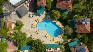 una vista aérea de una piscina en un complejo en Villa Alisa en Fethiye