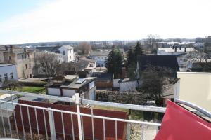 una vista di una città da un balcone di Haus Möwe II - Whg 10 a Ostseebad Sellin