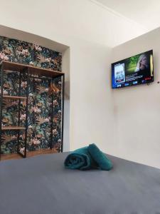 um quarto com uma televisão de ecrã plano na parede em Studio Hole - Lingotto em Turim