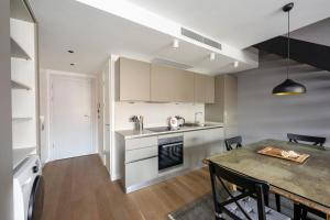 Kuchyň nebo kuchyňský kout v ubytování Lovely Bright 1bed15bath Duplex Penthouse! #173