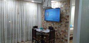 a room with a table and a television on a wall at Apartamento vacacional in Girardot