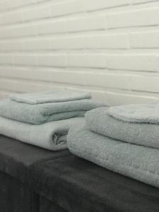 een stapel handdoeken bovenop een tafel bij Hei-d-Away in Otterlo
