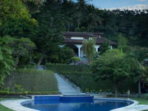 ein Haus mit einem Pool vor einem Haus in der Unterkunft Sunset Villa in Senggigi 