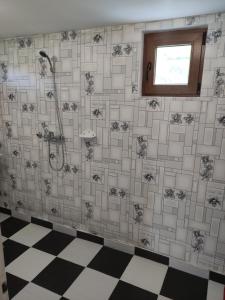W łazience znajduje się prysznic z czarno-białymi kafelkami. w obiekcie Holiday Home Milkovci w mieście Gabrowo
