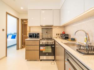 Kuchyň nebo kuchyňský kout v ubytování Brilliant 1BR in Burj Royale - Downtown Dubai