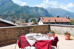 een tafel op een balkon met uitzicht op de bergen bij La Piccola Bellagio in Bellagio