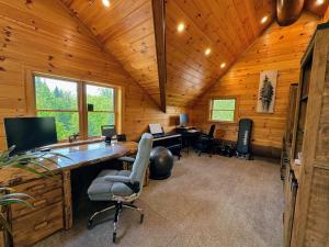 biuro z biurkiem i krzesłami w kabinie w obiekcie WML stunning log home in Bretton Woods, AC, 2-person Jacuzzi, indoor and outdoor fireplaces, & more! w mieście Bretton Woods