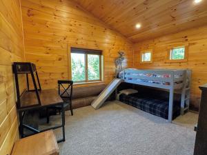 Habitación con litera en una cabaña de madera en WML stunning log home in Bretton Woods, AC, 2-person Jacuzzi, indoor and outdoor fireplaces, & more!, en Bretton Woods