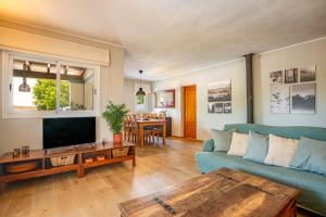 sala de estar con sofá azul y mesa en Casa Can Ferran, en Nuestra Señora de Jesús