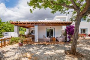 un patio trasero con pérgola y una casa en Casa Can Ferran, en Nuestra Señora de Jesús