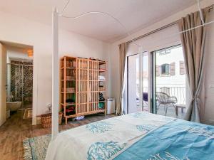 - une chambre avec un lit et une grande fenêtre dans l'établissement Layla Luxury Home, à Santa Teresa Gallura