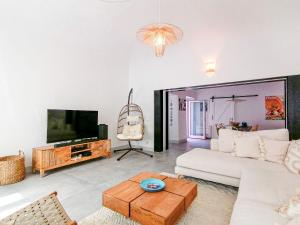 - un salon avec un canapé blanc et une télévision dans l'établissement Layla Luxury Home, à Santa Teresa Gallura