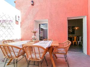 Une table et des chaises en bois sont disponibles sur la terrasse. dans l'établissement Layla Luxury Home, à Santa Teresa Gallura