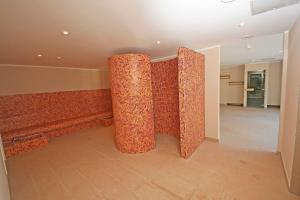 - deux hauts piliers en briques dans une chambre avec couloir dans l'établissement Haus Meeresblick - Ferienwohnung Strandmuschel, à Baabe