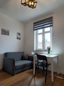 sala de estar con sofá y mesa en Blues Rooms, en Gdynia