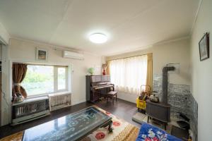 salon z dużym oknem i stołem w obiekcie Minpaku Ota - Vacation STAY 11962 w mieście Otaru