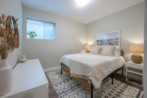 Evergreen Condo by Leavetown Vacations tesisinde bir odada yatak veya yataklar