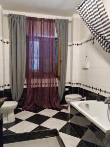 Montesarchioにあるb&b Tre Passi Dalla Torreの黒と白のチェックフロアのバスルーム