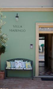 una panchina seduta sul lato di un edificio di Villa Marengo Guest House a Spinetta