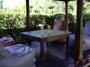 zwei Gläser Wein auf einem Holztisch in der Unterkunft Sunset Villa in Senggigi 