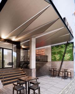 ホーチミン・シティにあるThe Concept Hotel HCMC- District 1の木製のテーブルと椅子、ベンチのあるレストラン