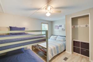 1 dormitorio con 2 literas y ventilador de techo en Bright Byrdstown Home with Views of Dale Hollow Lake, en Frogue