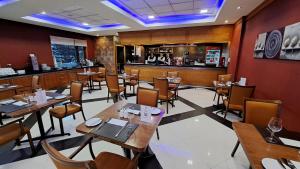 Restaurace v ubytování Hotel Diego de Almagro Coyhaique + 37 fotografií
