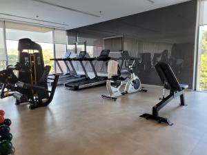 un gimnasio con varias cintas de correr y bicicletas estáticas en Jockey Club Residence, en São Paulo