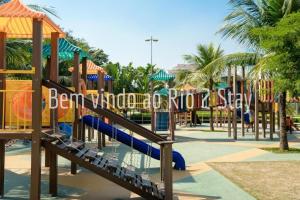 - une aire de jeux avec toboggan dans un parc dans l'établissement 10 Verano Stay Flat com wi-fi e cozinha -Arena, à Rio de Janeiro