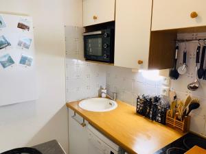 Kuchyňa alebo kuchynka v ubytovaní La Marmotaine, T2 bis, Parking privé, Balcon vue montagne