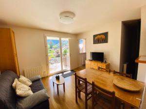 Televízia a/alebo spoločenská miestnosť v ubytovaní La Marmotaine, T2 bis, Parking privé, Balcon vue montagne