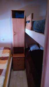 mały pokój z 2 łóżkami piętrowymi i łóżkiem w obiekcie Domek nad brzegiem jeziora Śniardwy z własnym pomostem, zejściem do wody i przecudnym widokiem na jezioro w mieście Zdory