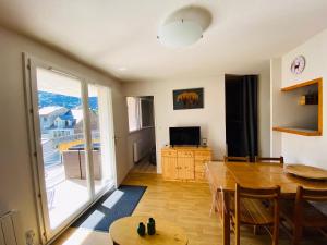 Televízia a/alebo spoločenská miestnosť v ubytovaní La Marmotaine, T2 bis, Parking privé, Balcon vue montagne