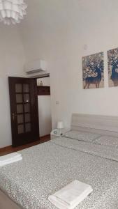 sypialnia z 2 łóżkami i ręcznikami w obiekcie Casa Sofia w mieście Novi Ligure