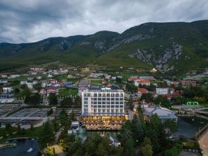 Nespecifikovaný výhled na hory nebo výhled na hory při pohledu z hotelu