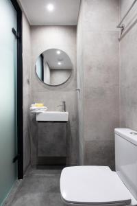 Bathroom sa Bright 2BDR Apartment Downtown Exarcheia!