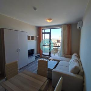 een woonkamer met een bank en een tafel bij Sorrento Sole Mare - Apartments by the beach in Sveti Vlas