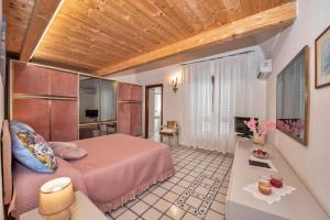 a bedroom with a pink bed in a room at Casa Rosamare in Praiano