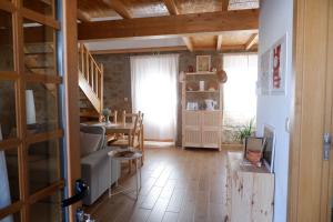 a living room with a couch and a table at Casa da Rabita in Capinha