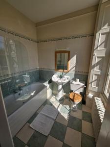 La salle de bains est pourvue d'une baignoire, d'un lavabo et de toilettes. dans l'établissement Sloley Hall, à Tunstead
