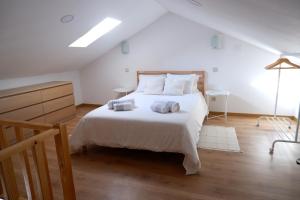 a bedroom with a bed with two towels on it at Casa da Rabita in Capinha